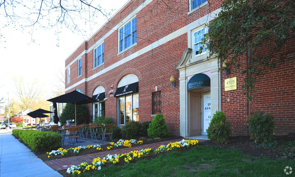 4874 Massachusetts Ave NW, Washington, DC for lease - Building Photo - Image 2 of 4