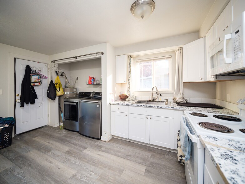 521 Walnut St, Independence, OR à vendre - Photo du bâtiment - Image 3 de 10