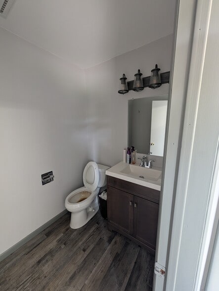 2075 Glenn St, Lansing, MI for sale - Interior Photo - Image 3 of 8