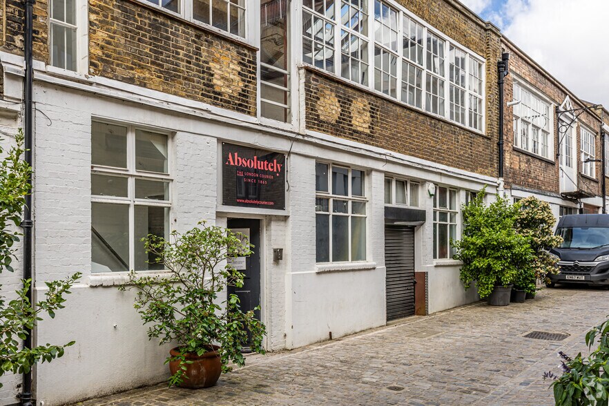 22-23 Brownlow Mews, Londres à louer - Photo du bâtiment - Image 2 de 22