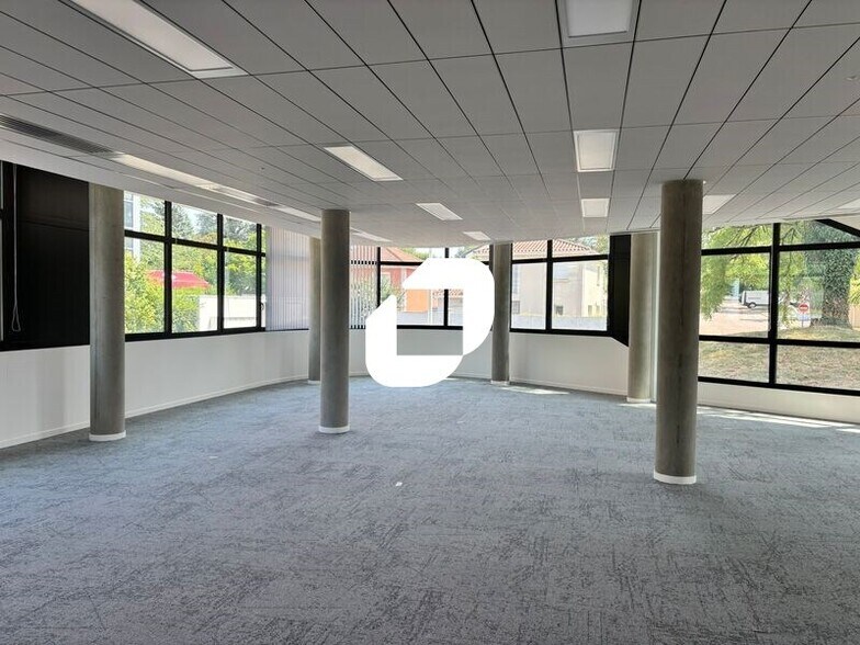 19 Rue Des Rosiéristes, Champagne-au-Mont-d'Or à louer - Photo du bâtiment - Image 1 de 10