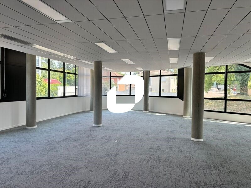 19 Rue Des Rosiéristes, Champagne-au-Mont-d'Or for lease Building Photo- Image 1 of 11