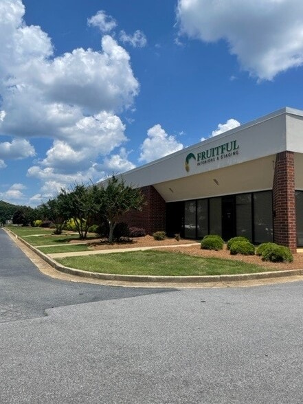 561 Thornton Rd, Lithia Springs, GA for lease - Building Photo - Image 2 of 5