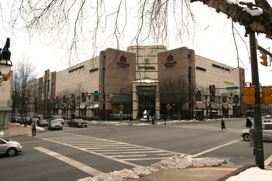 8661 Colesville Rd, Silver Spring, MD à louer - Photo du bâtiment - Image 3 de 9