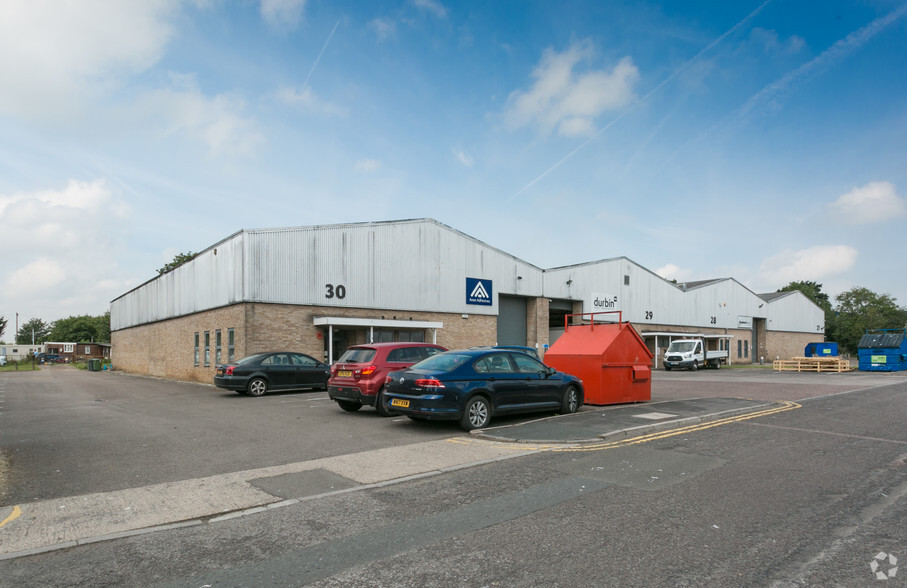 Beeches Industrial Estate portfolio of 14 properties for sale on LoopNet.ca - Primary Photo - Image 3 of 13