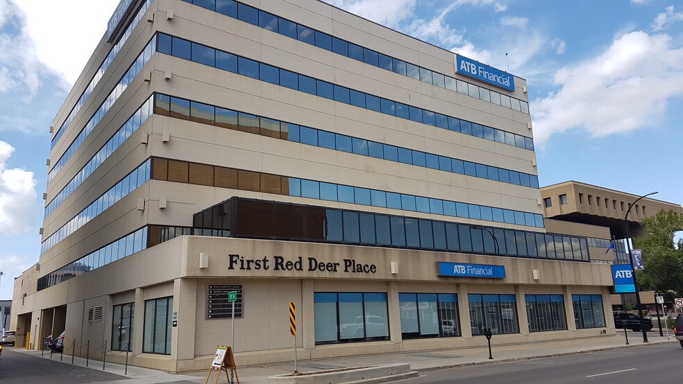 4911 51 St, Red Deer, AB à louer - Photo principale - Image 2 de 5