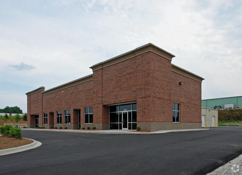 119 Poplar Pointe Dr, Mooresville, NC for lease - Building Photo - Image 3 of 28