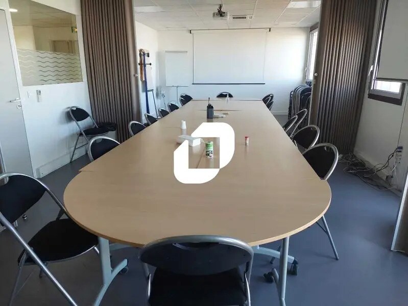 Bureau dans Montigny-le-Bretonneux à vendre Photo du bâtiment- Image 1 de 11