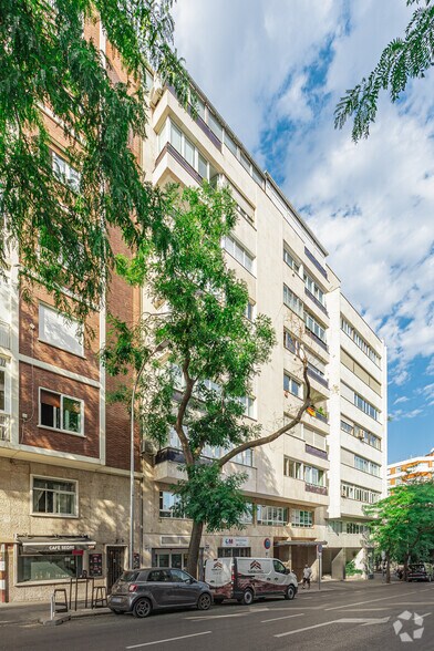 Calle del Segre, 27, Madrid, Madrid à louer - Photo du bâtiment - Image 3 de 3