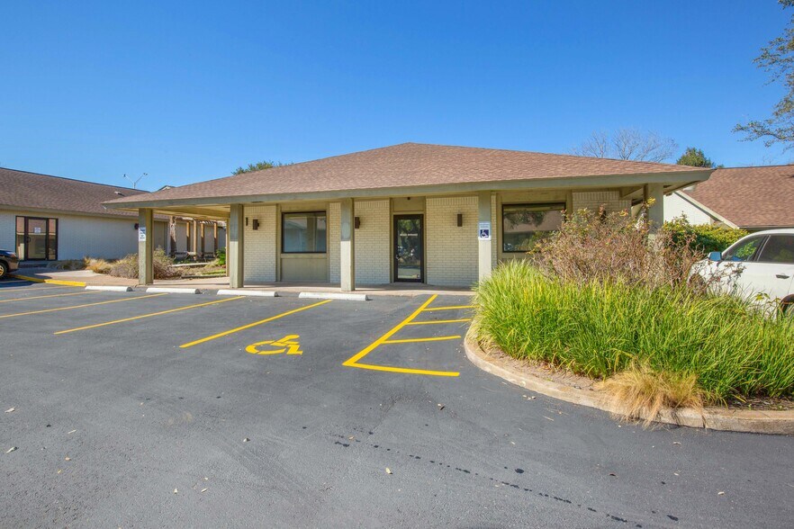 1110 W William Cannon Dr, Austin, TX à louer - Photo du bâtiment - Image 2 de 2