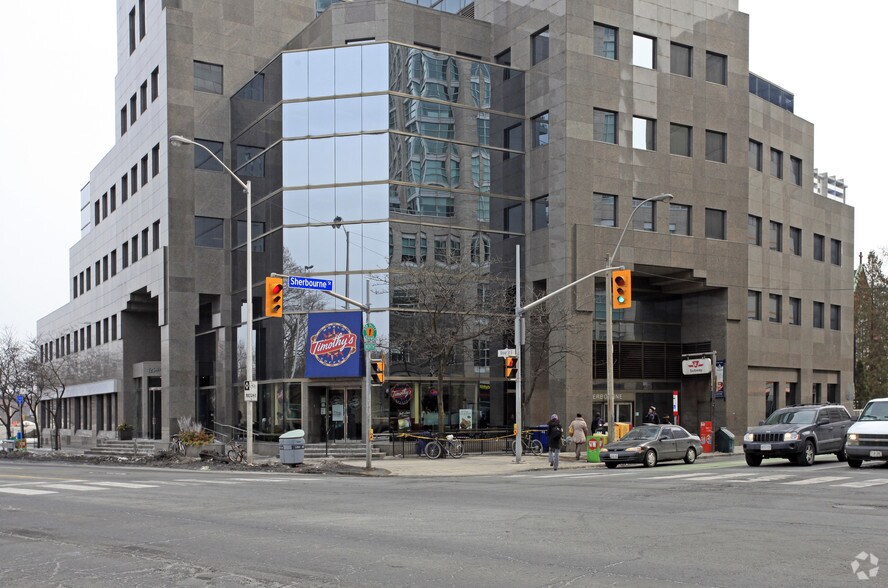 425 Bloor St E, Toronto, ON à louer - Hall d’entrée - Image 3 de 5