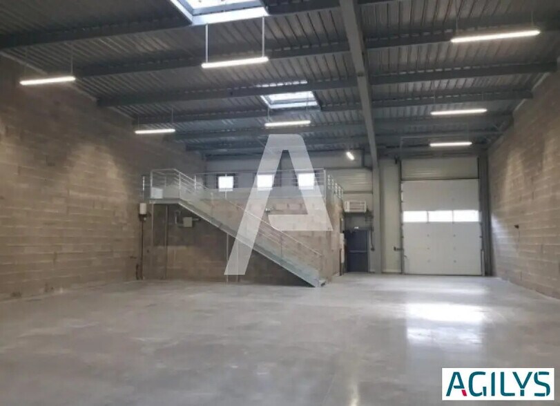 Flex in Croissy-Beaubourg for lease - Interior Photo - Image 1 of 5