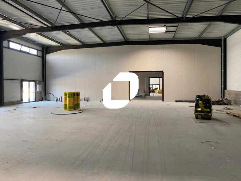 Flex in Magny-en-Vexin for lease - Interior Photo - Image 1 of 6