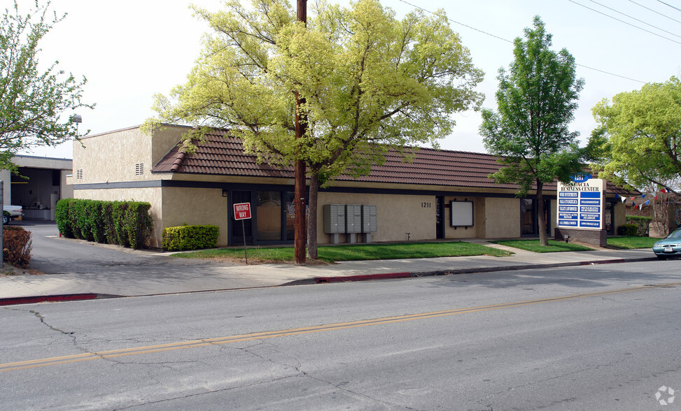 1211 W Acacia Ave, Hemet, CA à louer - Photo du bâtiment - Image 2 de 4