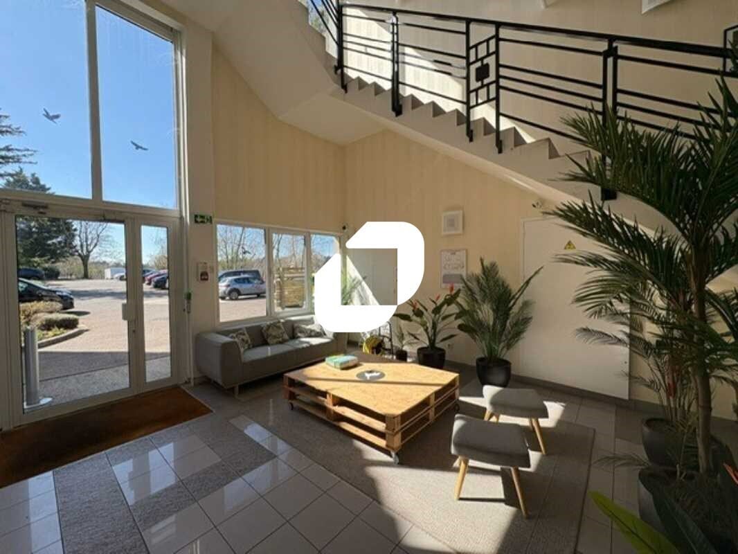 Office in Feucherolles for lease Building Photo- Image 1 of 16
