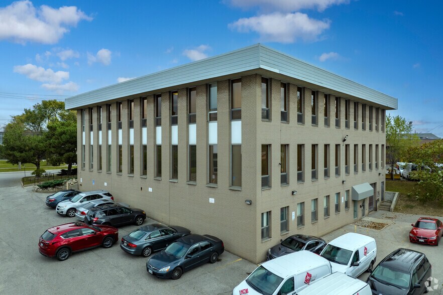 109 Railside Rd, Toronto, ON à vendre - Photo du bâtiment - Image 2 de 5