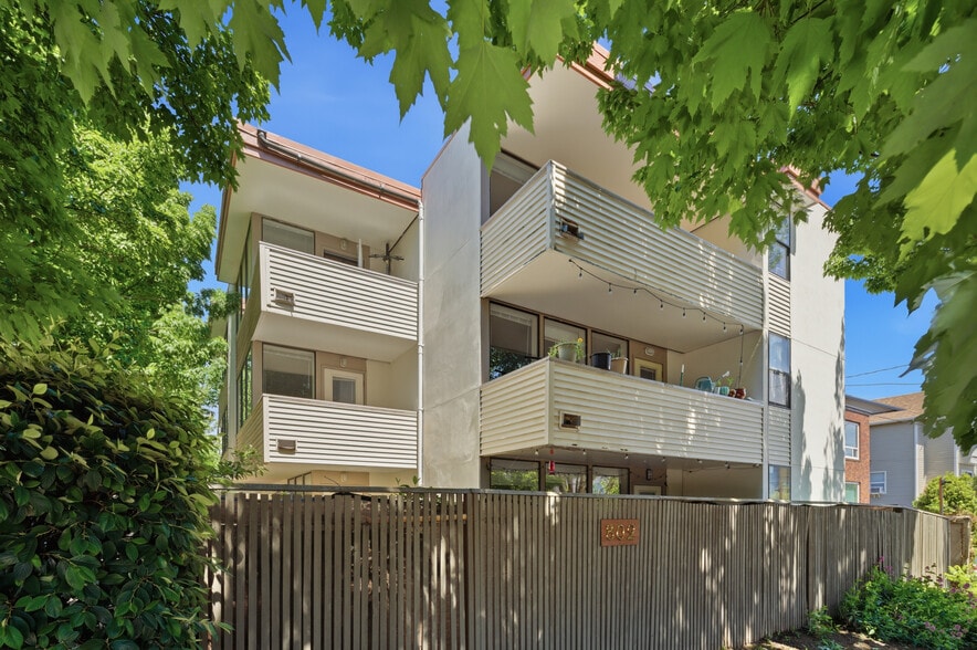 802 N 43rd St, Seattle, WA for sale - Building Photo - Image 1 of 22