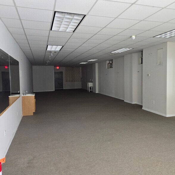 704 Walt Whitman Rd, Melville, NY à louer - Photo du bâtiment - Image 2 de 3