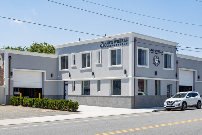 Plus de détails pour 105 Lakeville Rd, New Hyde Park, NY - Industriel à louer