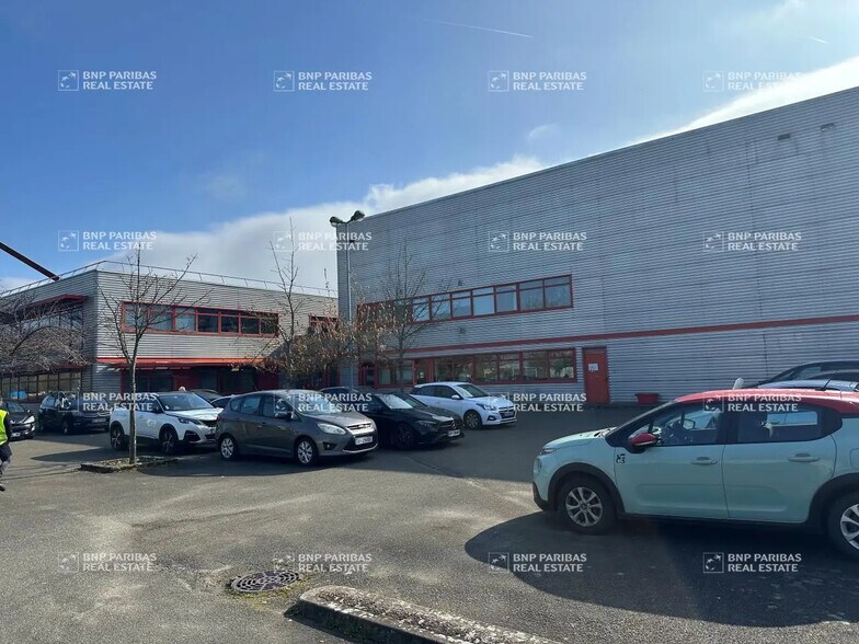 Flex dans Maurepas à louer - Photo du bâtiment - Image 2 de 5