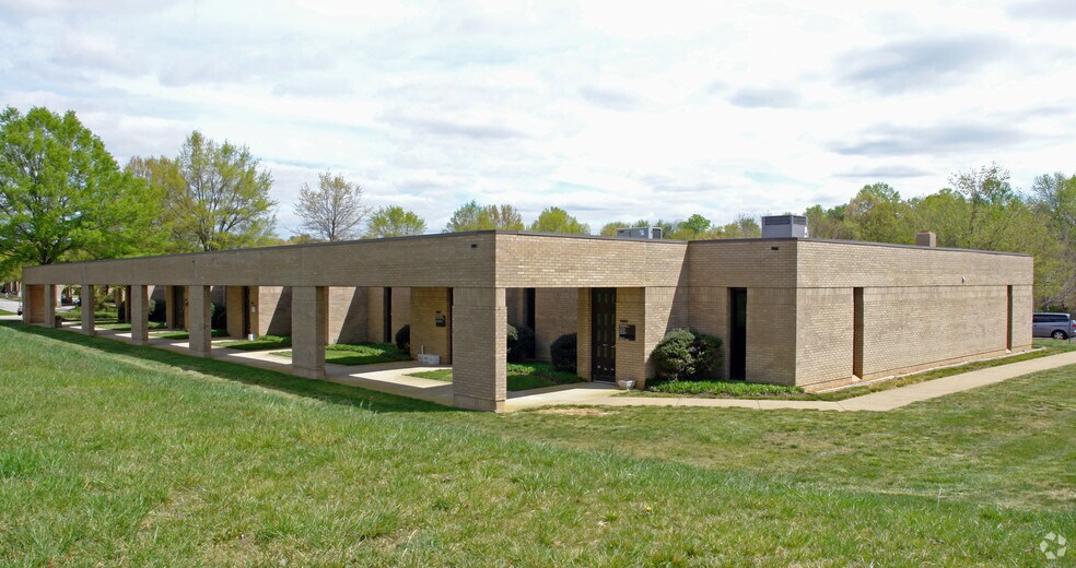 1403-1413 Johnston Willis Dr, Richmond, VA à louer - Photo du bâtiment - Image 2 de 8