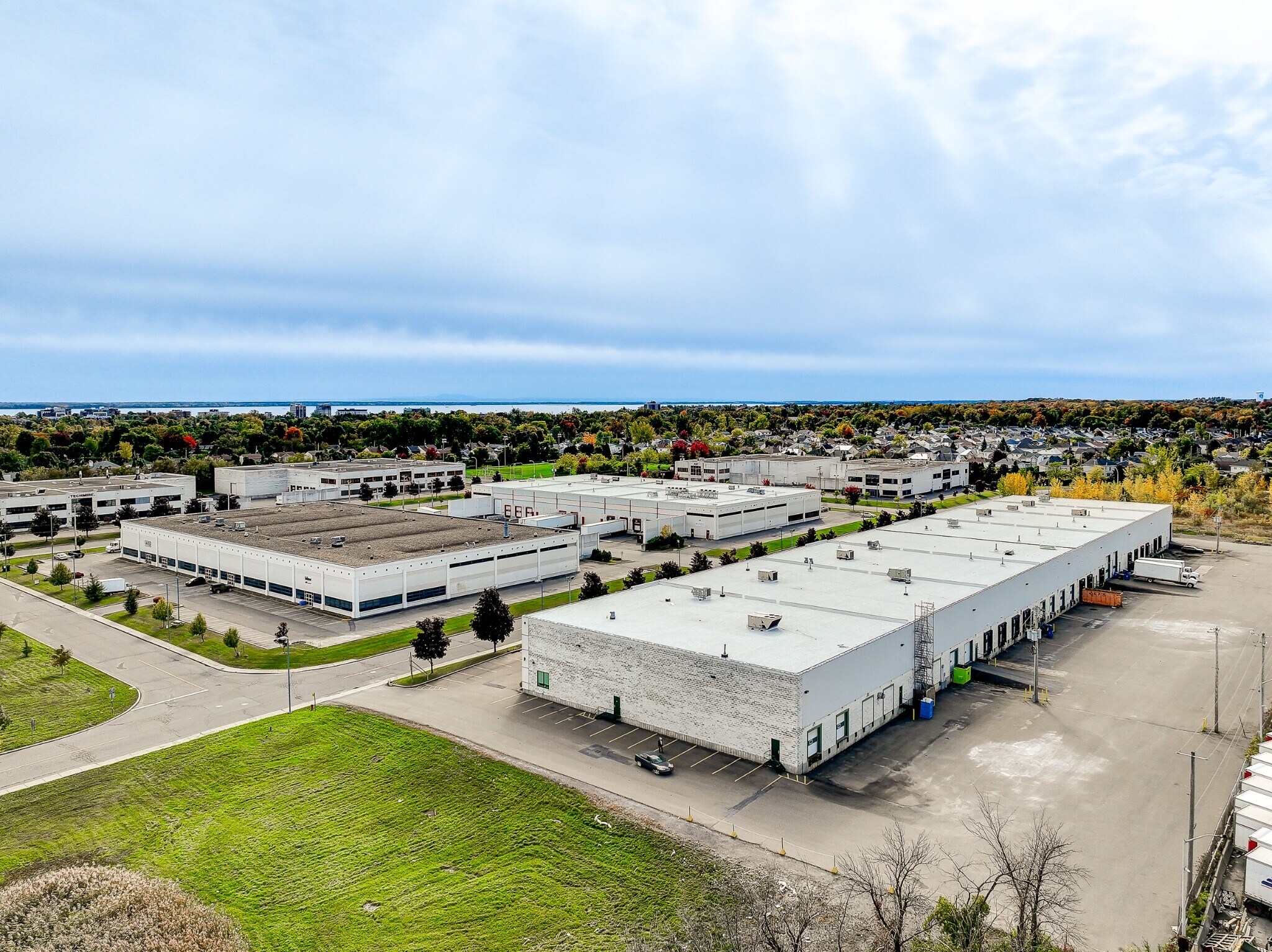 155-245 Av Avro, Pointe-claire, QC à louer Aérien- Image 1 de 12