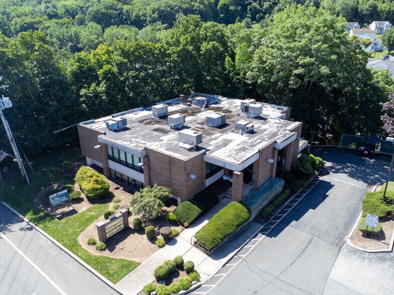 171 Ramapo Rd, Garnerville, NY à louer - Photo du bâtiment - Image 2 de 23