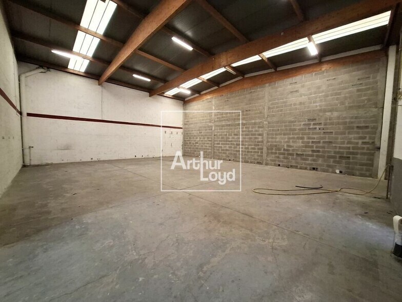 Flex in Émerainville for lease - Interior Photo - Image 3 of 12