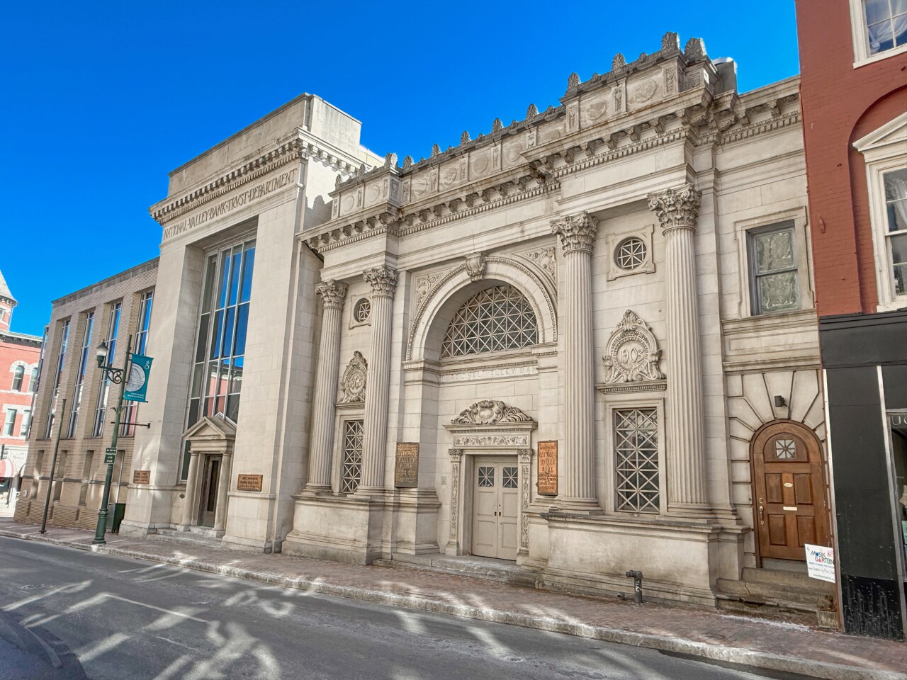 2 W Beverley St, Staunton, VA à vendre Photo du bâtiment- Image 1 de 8