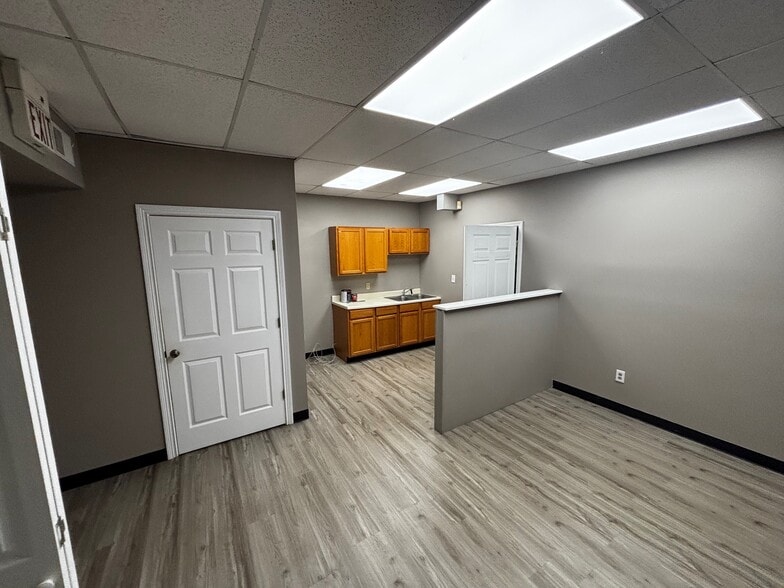 565 E New Circle Rd, Lexington, KY for lease - Building Photo - Image 3 of 11