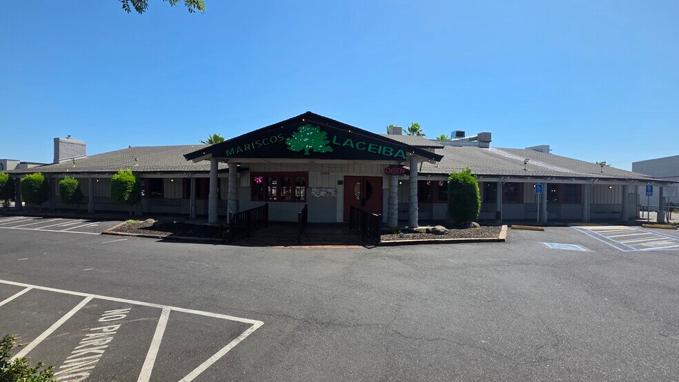 1300 McHenry Ave, Modesto, CA à vendre - Photo du bâtiment - Image 1 de 17