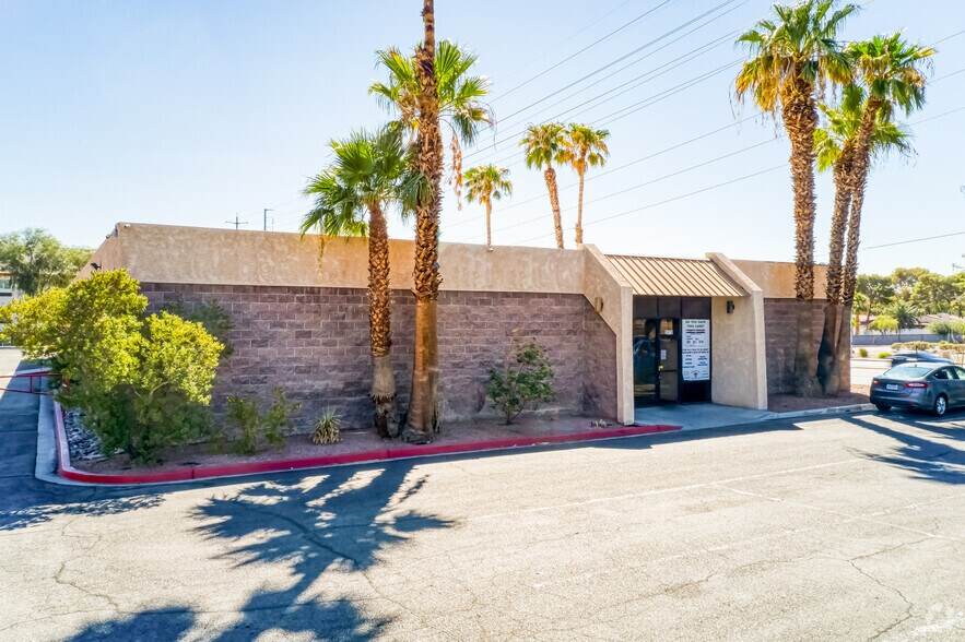 2470 E Flamingo Rd, Las Vegas, NV à louer - Photo du bâtiment - Image 2 de 19