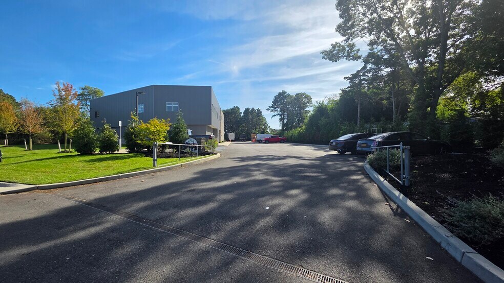 3702 Horseblock Rd, Medford, NY à vendre - Photo du bâtiment - Image 2 de 9