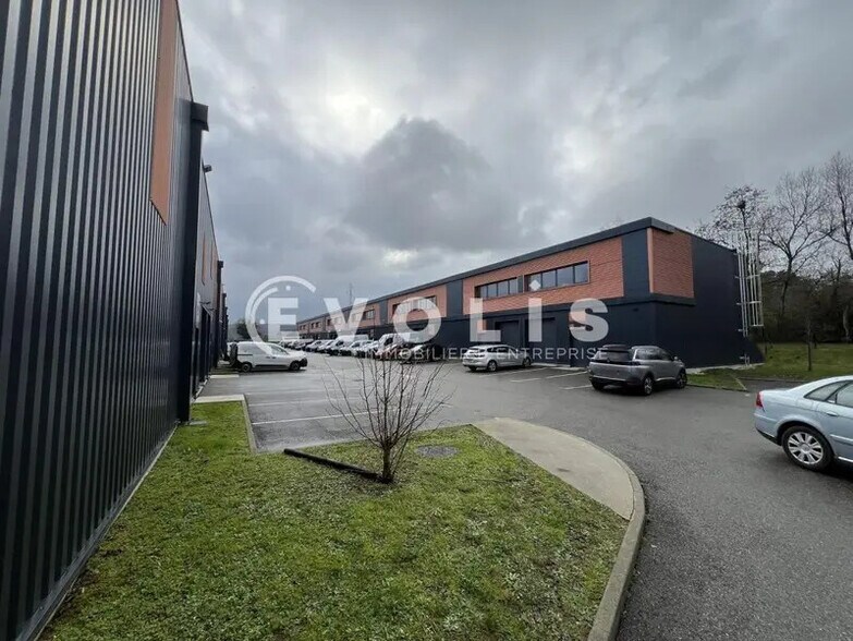 Local d'activités dans Vaulx-Milieu à vendre - Photo du bâtiment - Image 2 de 24
