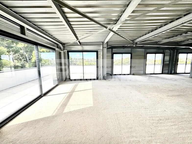 Retail in Marseille for lease - Interior Photo - Image 3 of 10