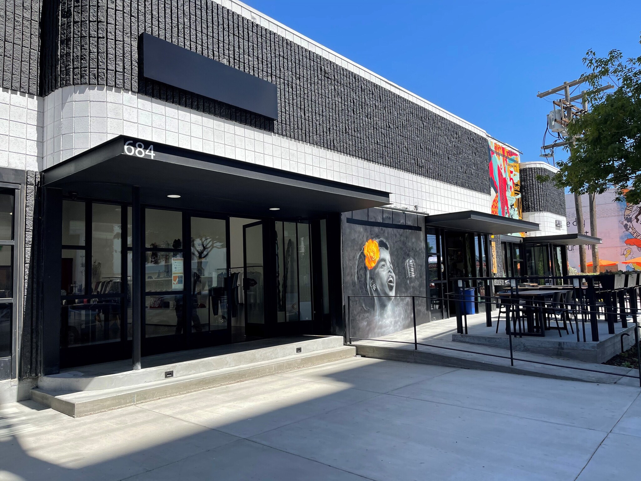 684 Mateo St, Los Angeles, CA for lease Building Photo- Image 1 of 8