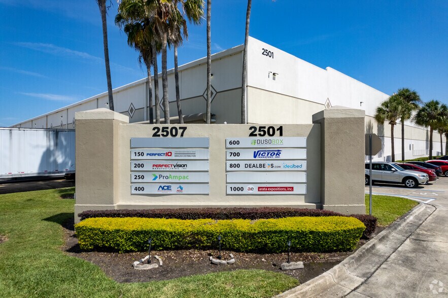 2501 Investors Row, Orlando, FL à louer - Photo du bâtiment - Image 3 de 9