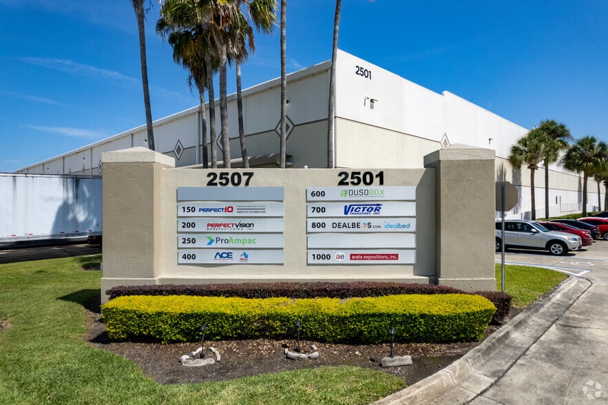 2501 Investors Row, Orlando, FL à louer - Photo du bâtiment - Image 3 de 8