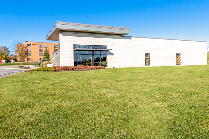 5400 N 118th Ct, Milwaukee, WI for sale - Building Photo - Image 3 of 20