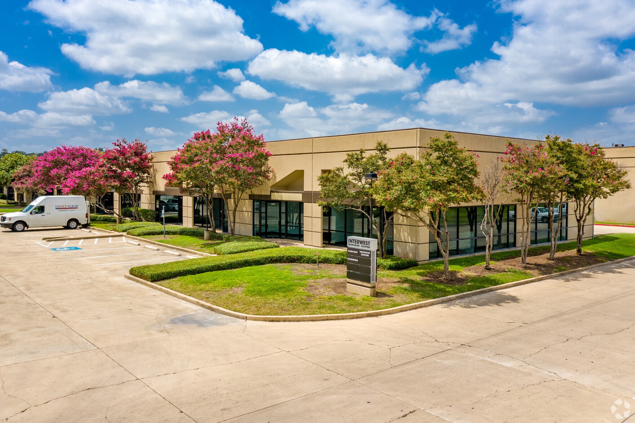 6850-6862 Alamo Downs Pky, San Antonio, TX for lease Primary Photo- Image 1 of 6