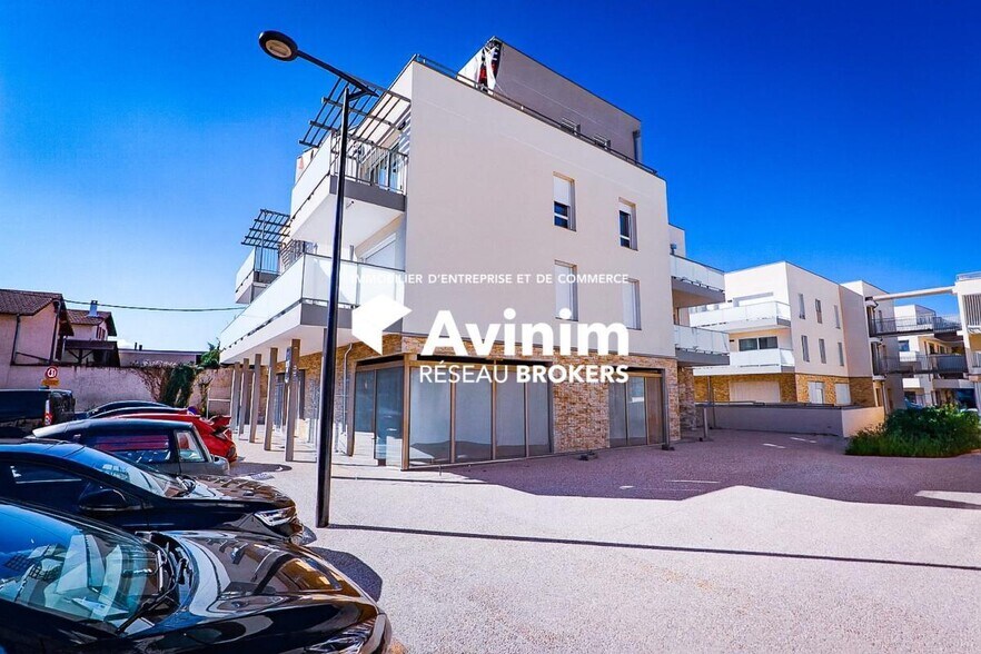 Retail in Pusignan for sale - Building Photo - Image 2 of 3
