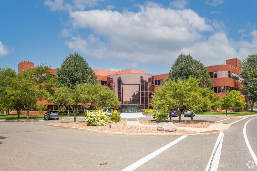 3 Winners Cir, Albany, NY à louer - Photo principale - Image 1 de 13