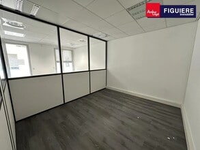 140 Avenue du 12 Juillet 1998, Aix-en-Provence à louer Photo intérieure- Image 1 de 3