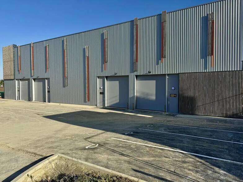 2 Avenue Du Noyer À La Malice, Louvres à louer - Photo du bâtiment - Image 3 de 3