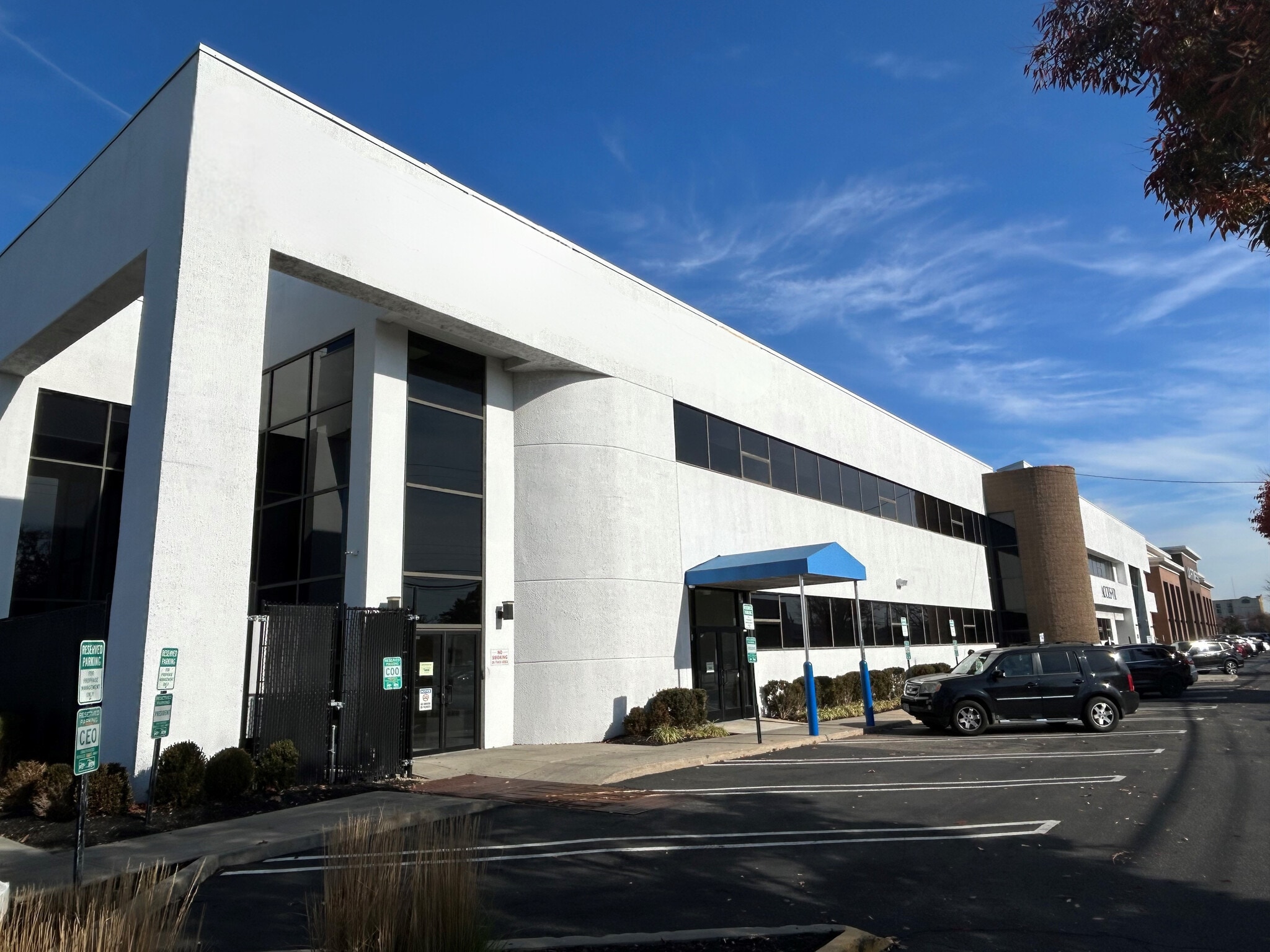 711 Stewart Ave, Garden City, NY for lease Primary Photo- Image 1 of 10