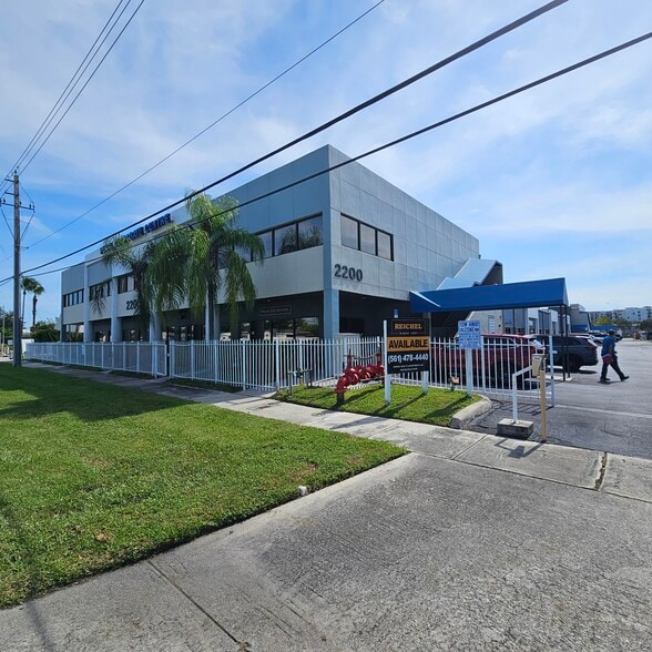 2200 N Florida Mango Rd, West Palm Beach, FL for lease - Building Photo - Image 3 of 4