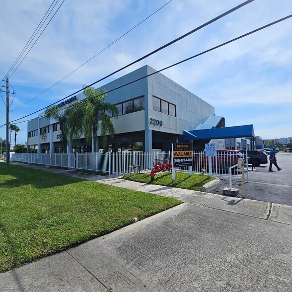 2200 N Florida Mango Rd, West Palm Beach, FL à louer - Photo du bâtiment - Image 3 de 4