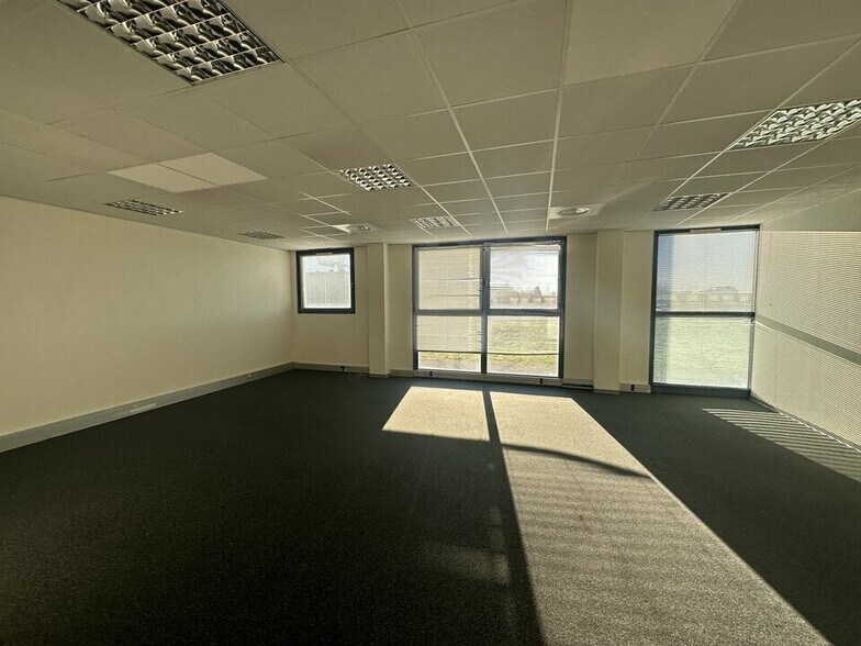 Office in Entzheim for lease - Interior Photo - Image 2 of 9