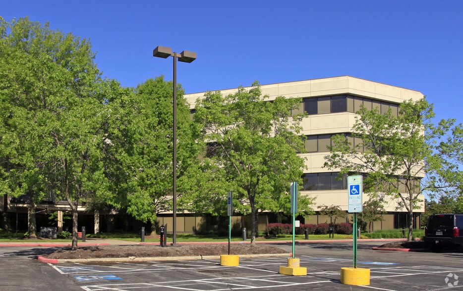 24950-25000 Country Club Blvd, North Olmsted, OH for sale - Building Photo - Image 2 of 15