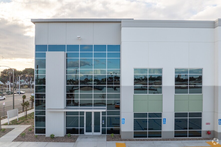 16726 Slover Ave, Fontana, CA à louer - Photo du bâtiment - Image 2 de 7